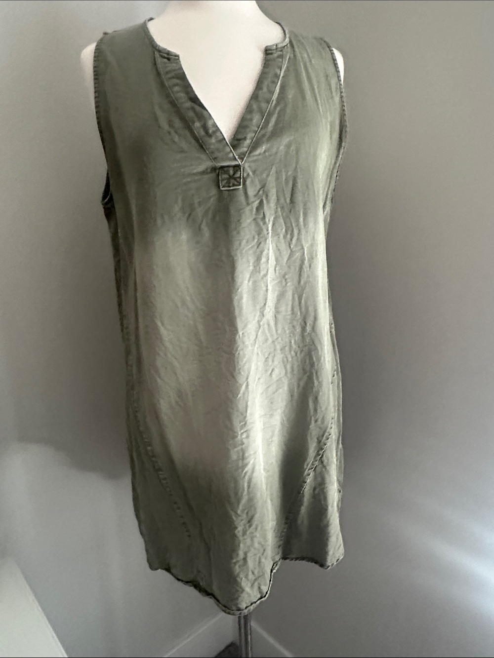 Cupshe Olive Green Sleeveless V-Neck Shift Dress